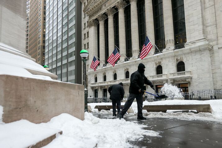 NYC Winter Storm Has Workers Making A Messy Monday Commute