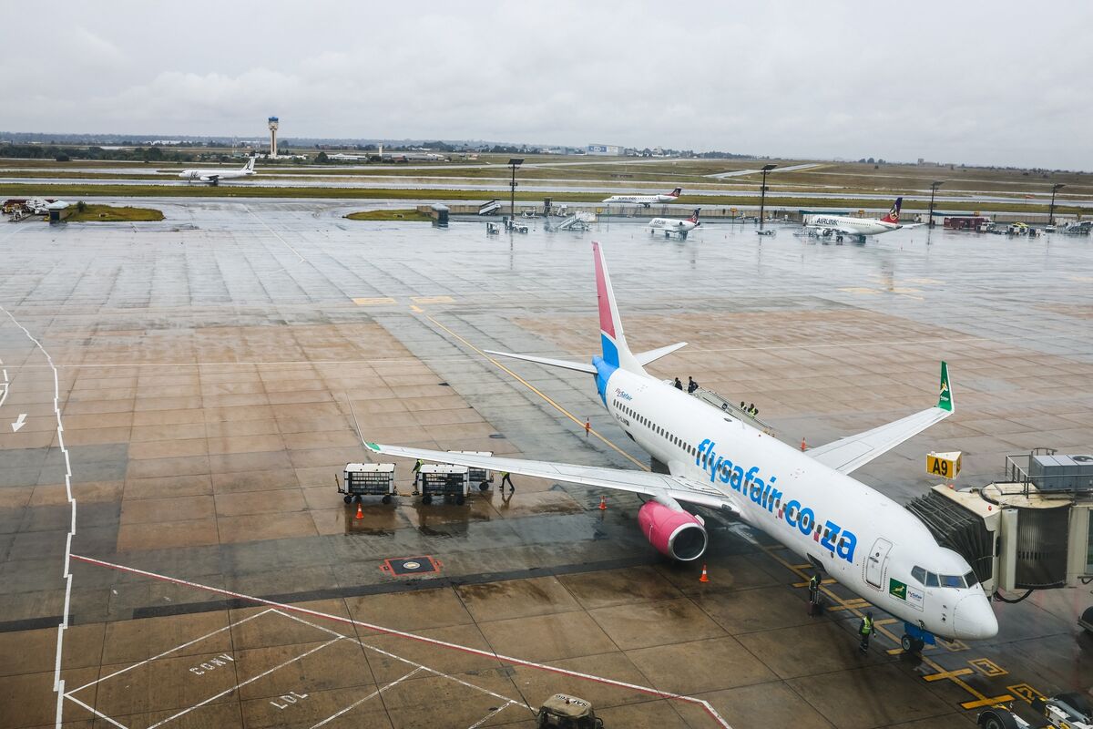 bloomberg.com - Janice Kew - South African Airlines Scramble as Jet-Fuel Supply Disrupted