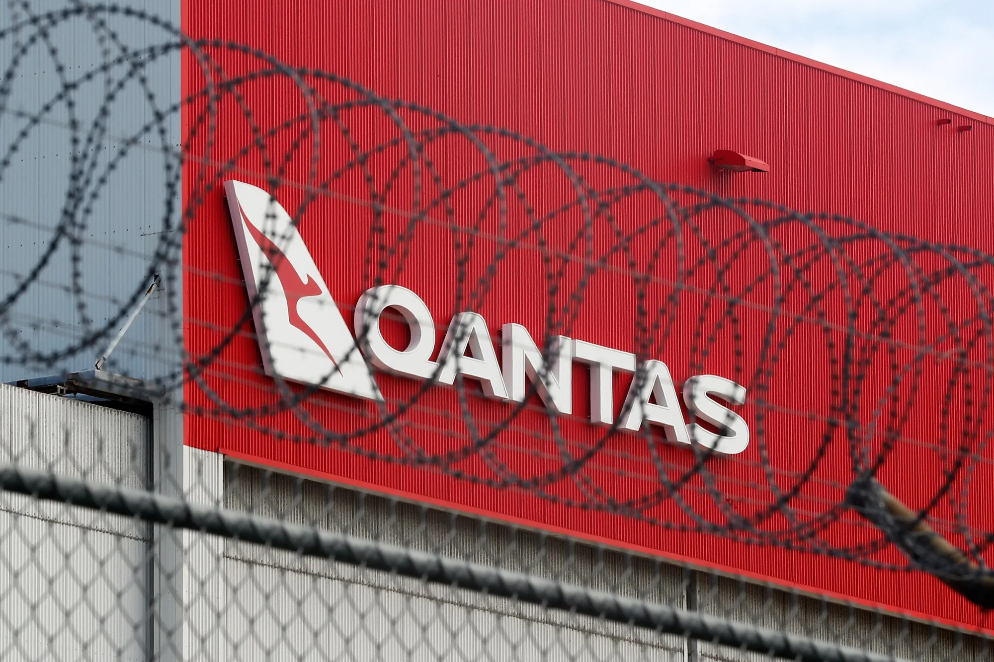 Qantas Furloughs Most Employees, Halts All Overseas Flights - Bloomberg, image size:2000x1333