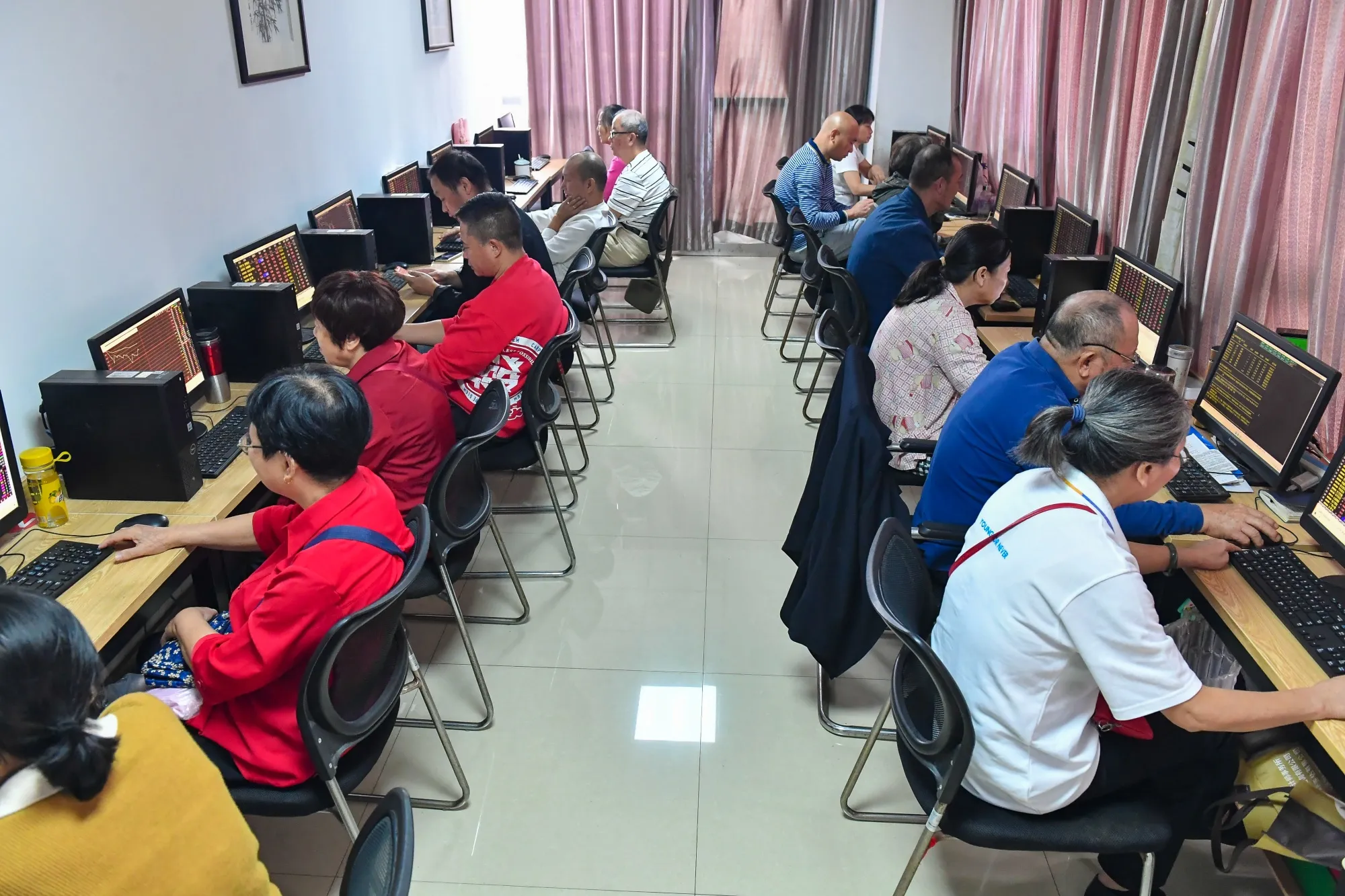 Inversores bursátiles observan precios de mercado en la provincia de Jiangxi el 8 de octubre.