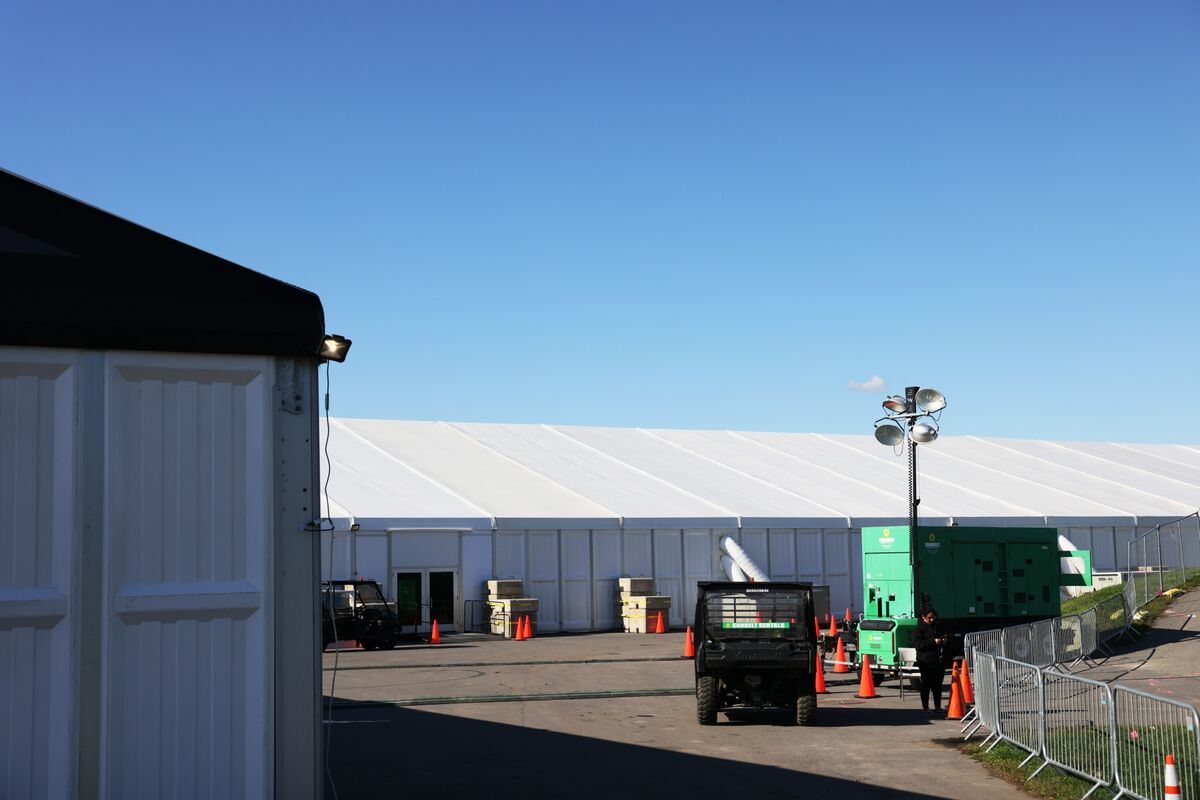 NYC Will Close Randall’s Island Tents As Migrant Influx Slows - Bloomberg