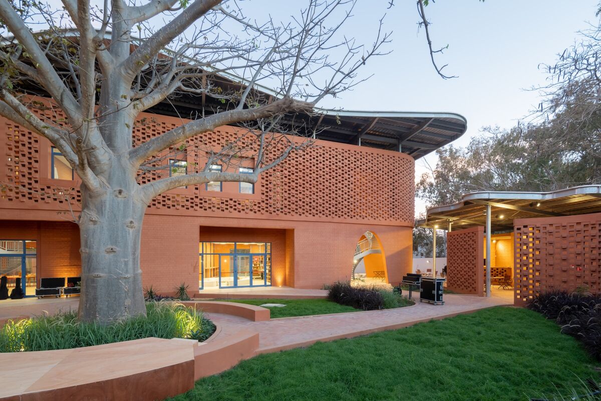 bloomberg.com - Linda Poon - Cultural Center Shows the Future of Sustainable Architecture in West Africa