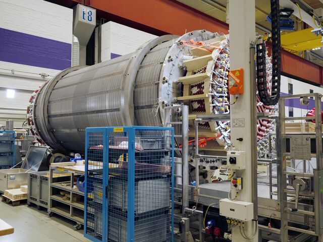 ■ The synchronous compensator without the protective shield.