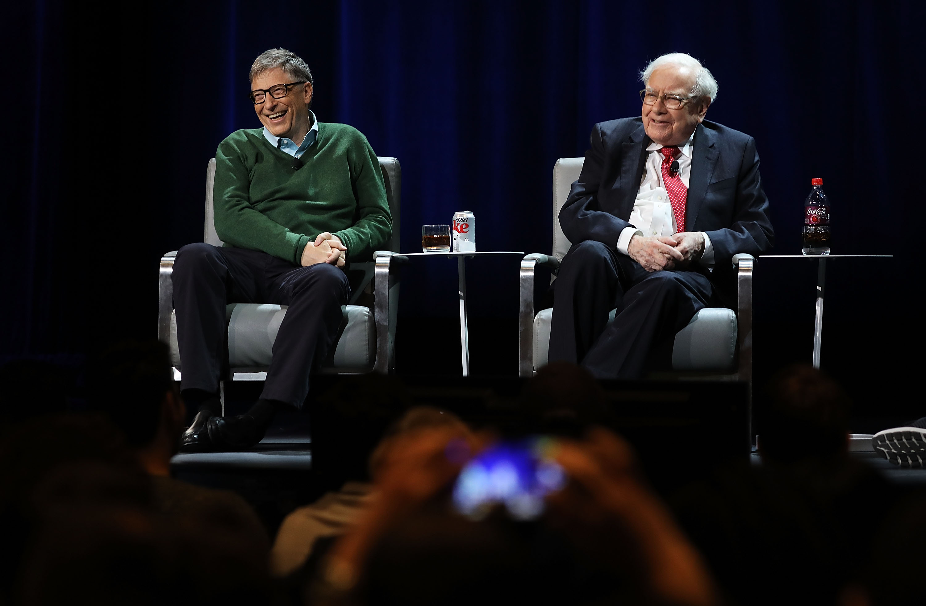Lazos con Gates podrían despojar a Warren Buffet de su silla - Bloomberg