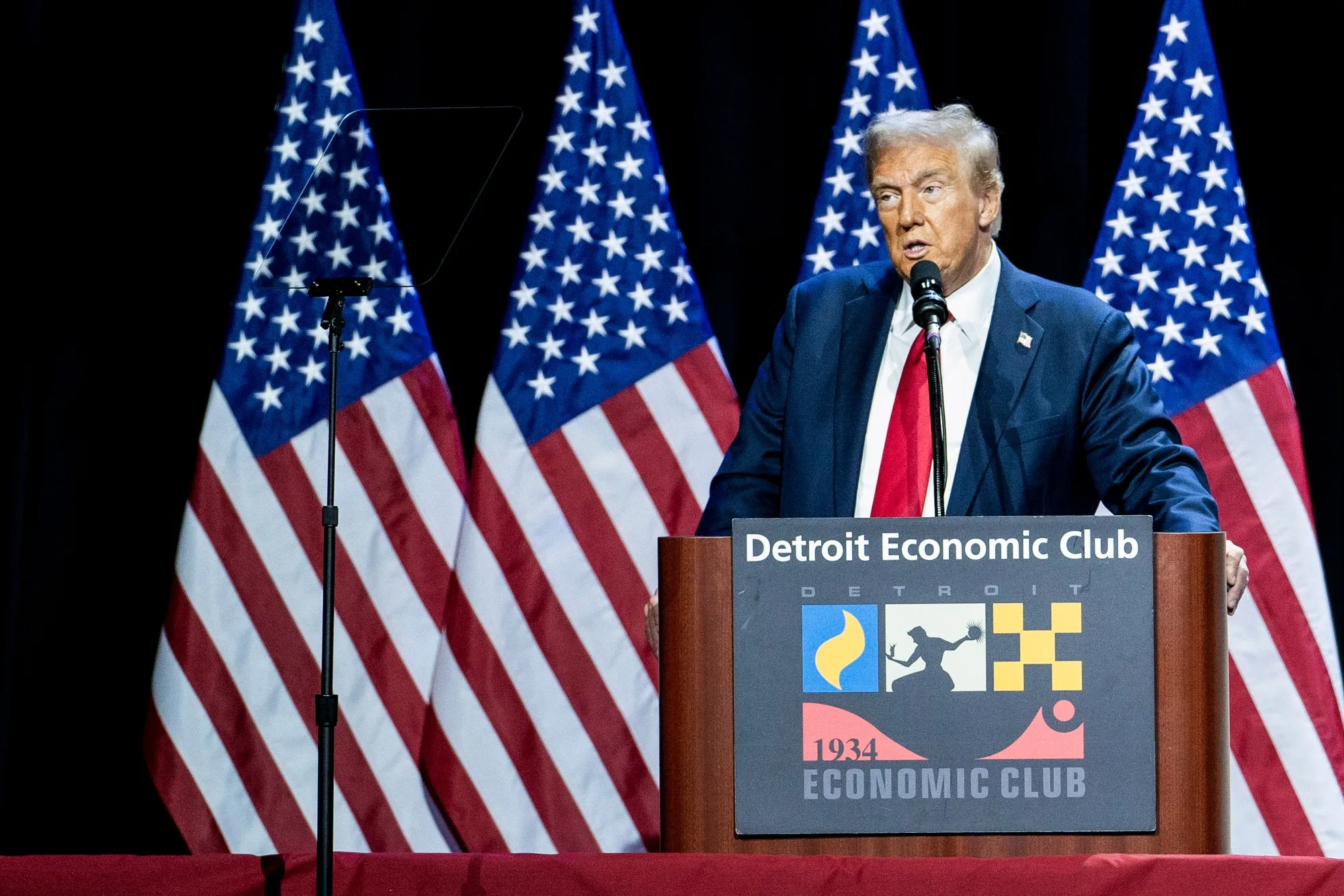 Convincing Americans he is taking drastic action on the economy while sitting back would be Trump's best move.