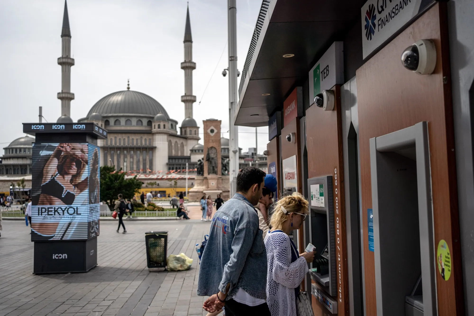 Customers use ATMs&nbsp;in Istanbul.&nbsp;
