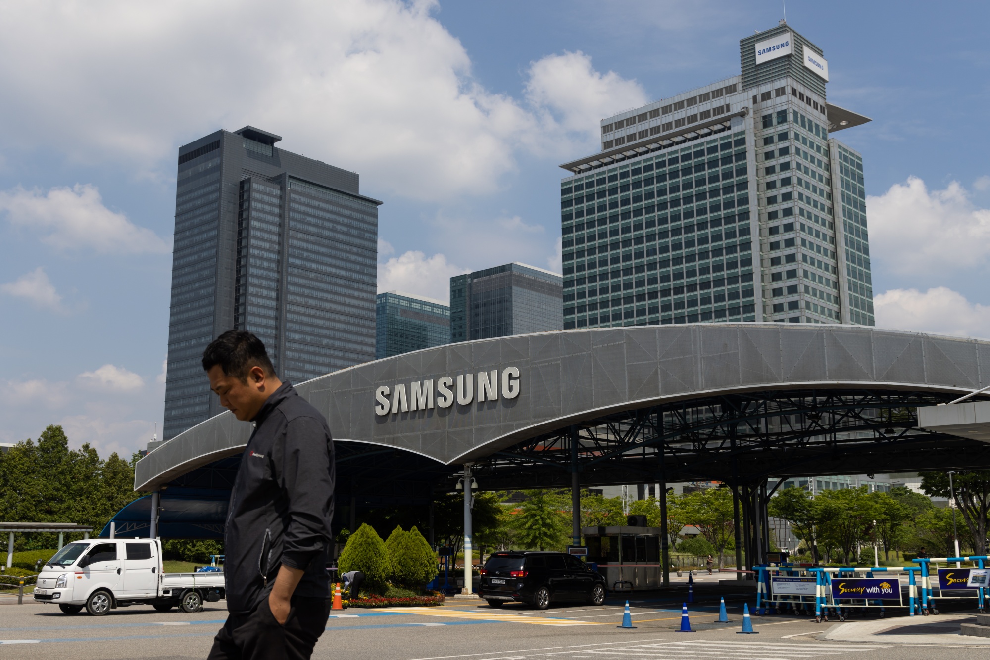 Samsung Heirs Boost Borrowings to $3 Billion as Tax Comes Due