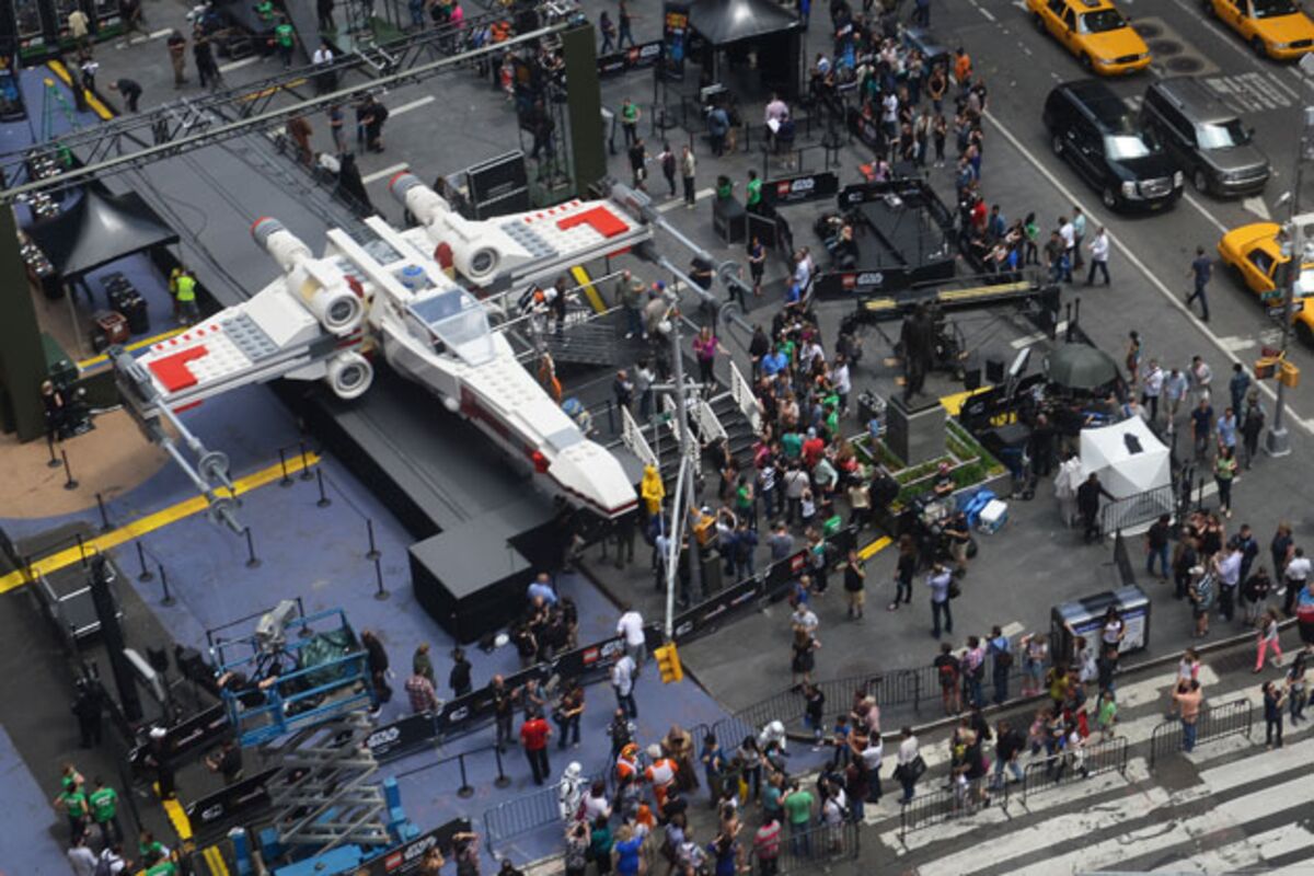 fyrværkeri vandring midnat Life-Size' X-Wing Starfighter, World's Biggest Lego Model, Lands in New  York - Bloomberg