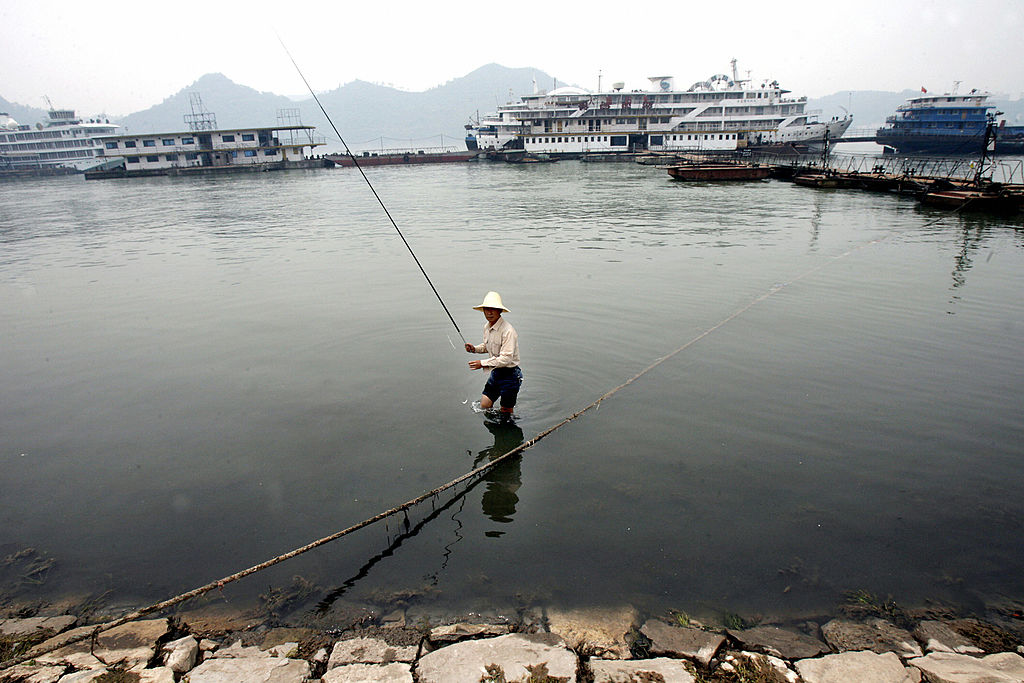 Chinese Fisherman Porn - Chinese Paddlefish Extinction Can Be a New Beginning for Beijing - Bloomberg