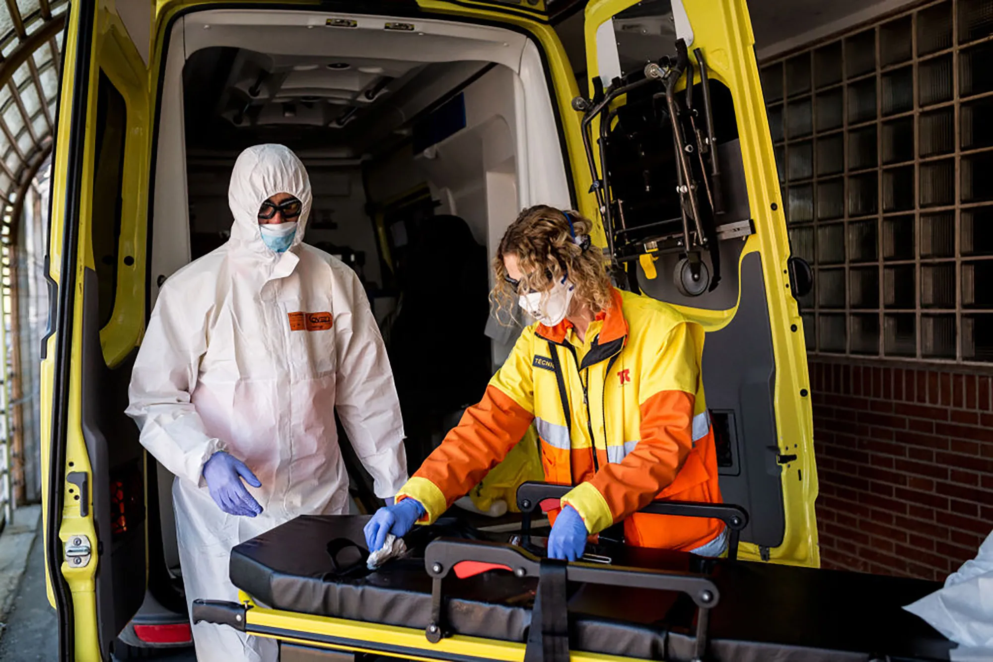 Emergency health workers&nbsp;finalise&nbsp;a transfer of a possible case of coronavirus in Girona on April 4.