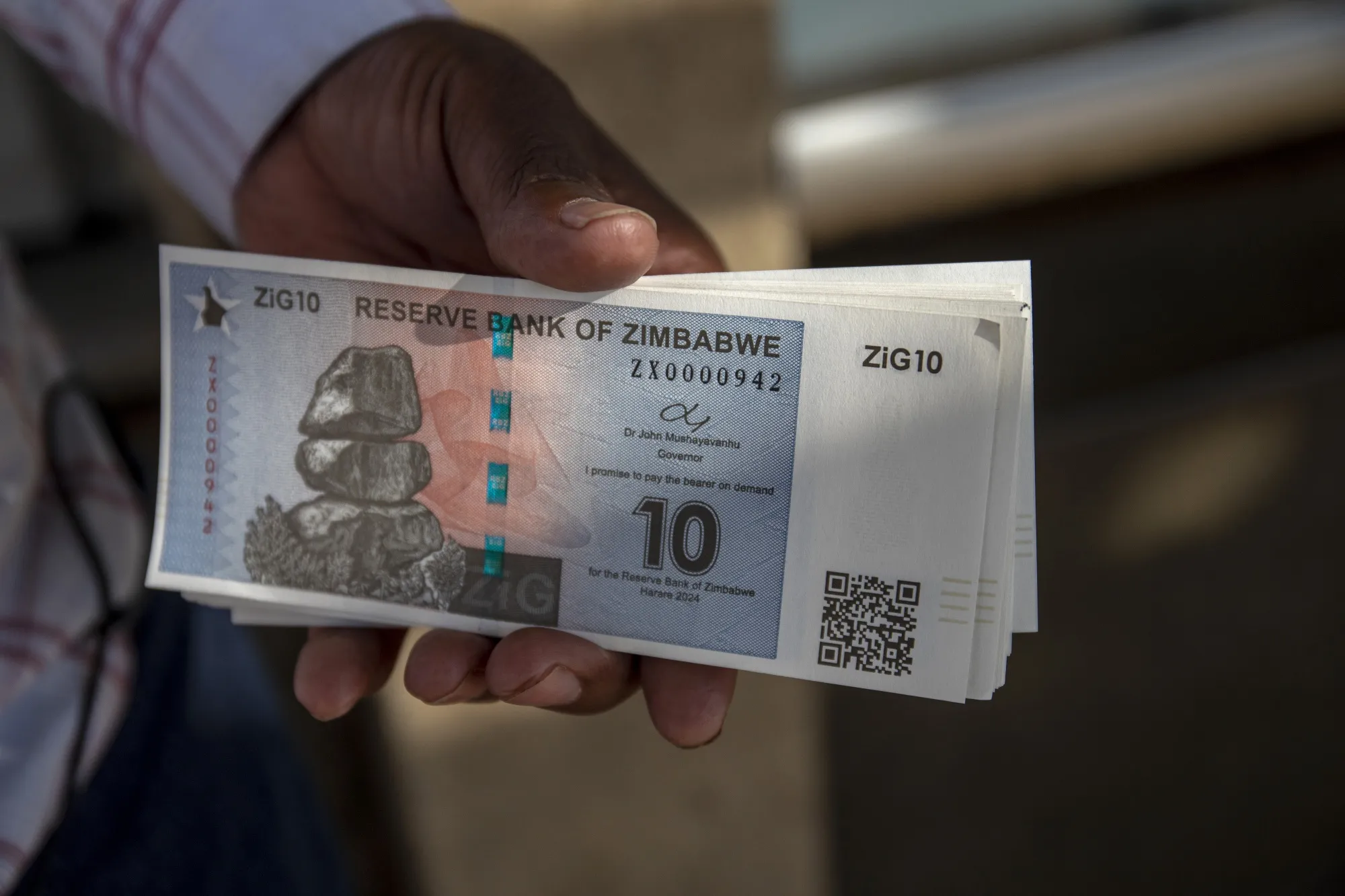 Zimbabwe Central Bank Mulls More Measures to Protect Currency - Bloomberg