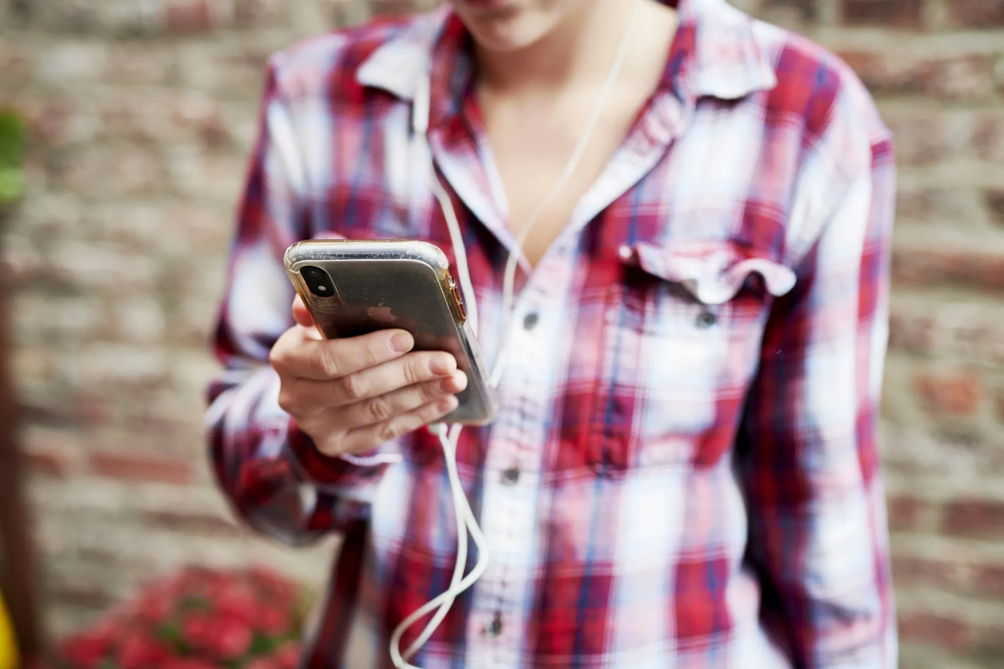 A person holds a smartphone.