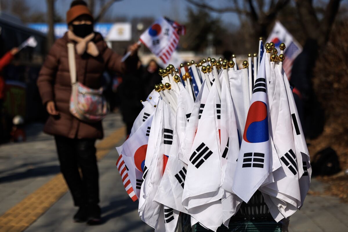 Korea denies report on discussing chips as first US investment under its $350 billion commitment to the US; Blue House calls claims 'not true.'