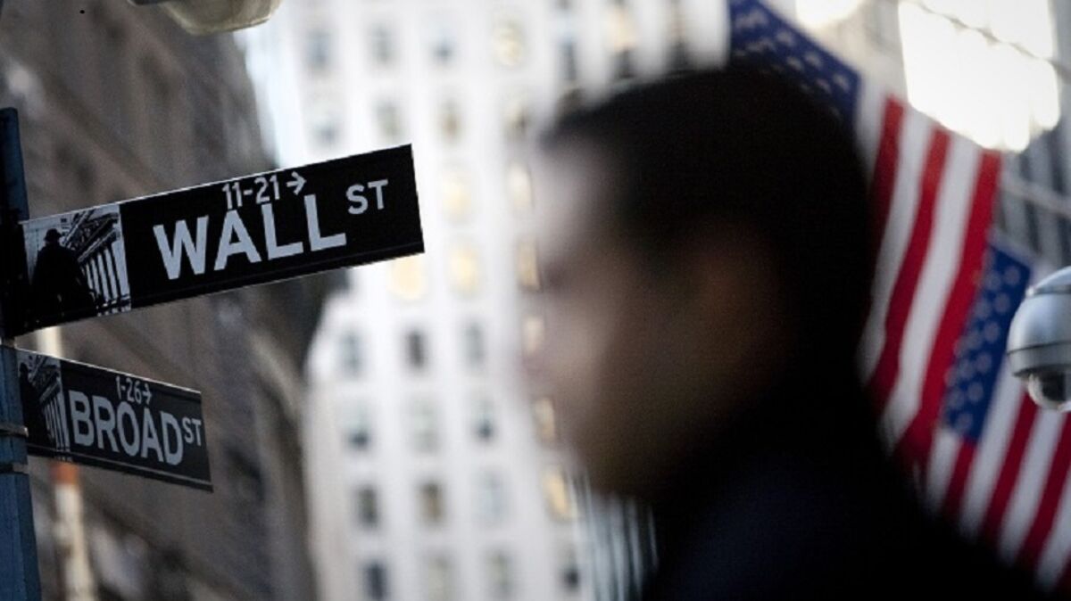 Tech Stocks Dip as AI Doubts Linger on Wall Street