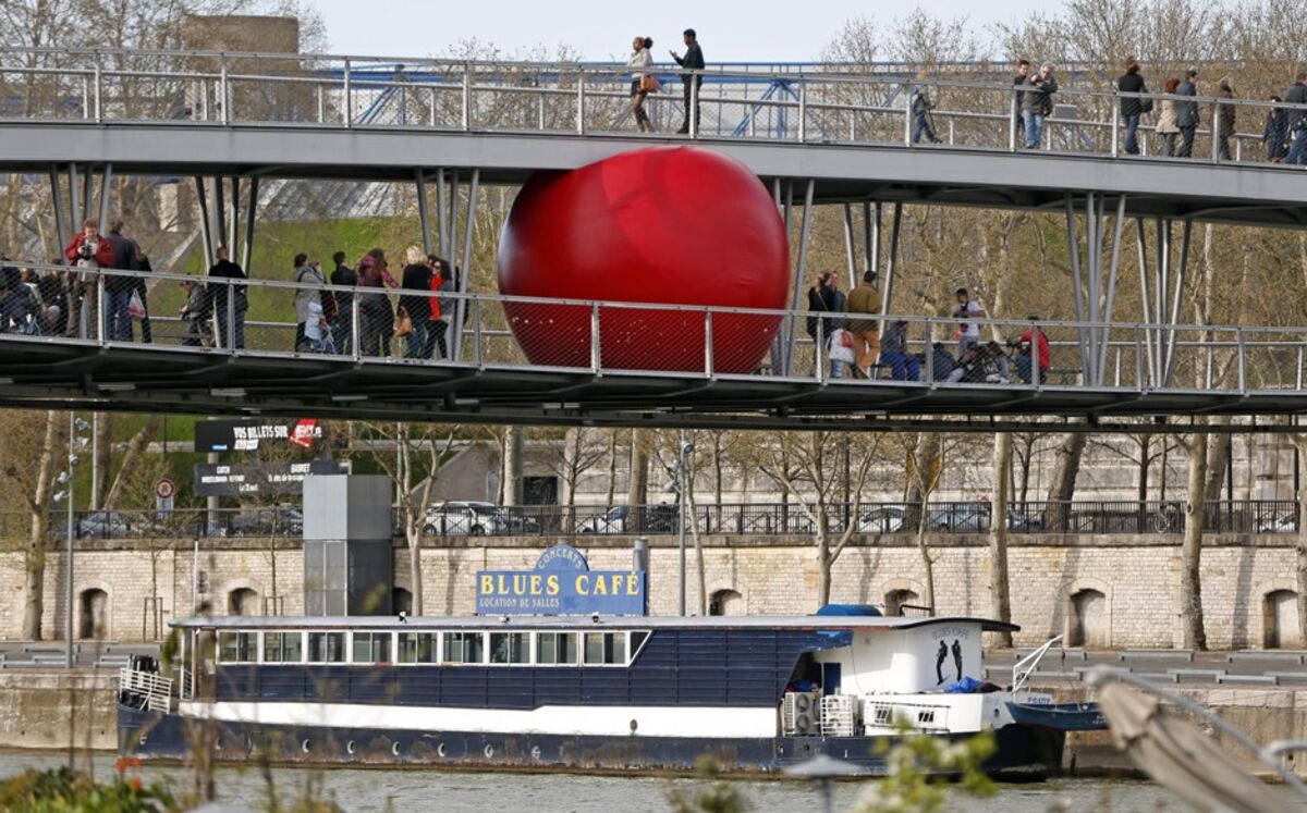 See This Gigantic Red Ball 'tour' Paris - Bloomberg