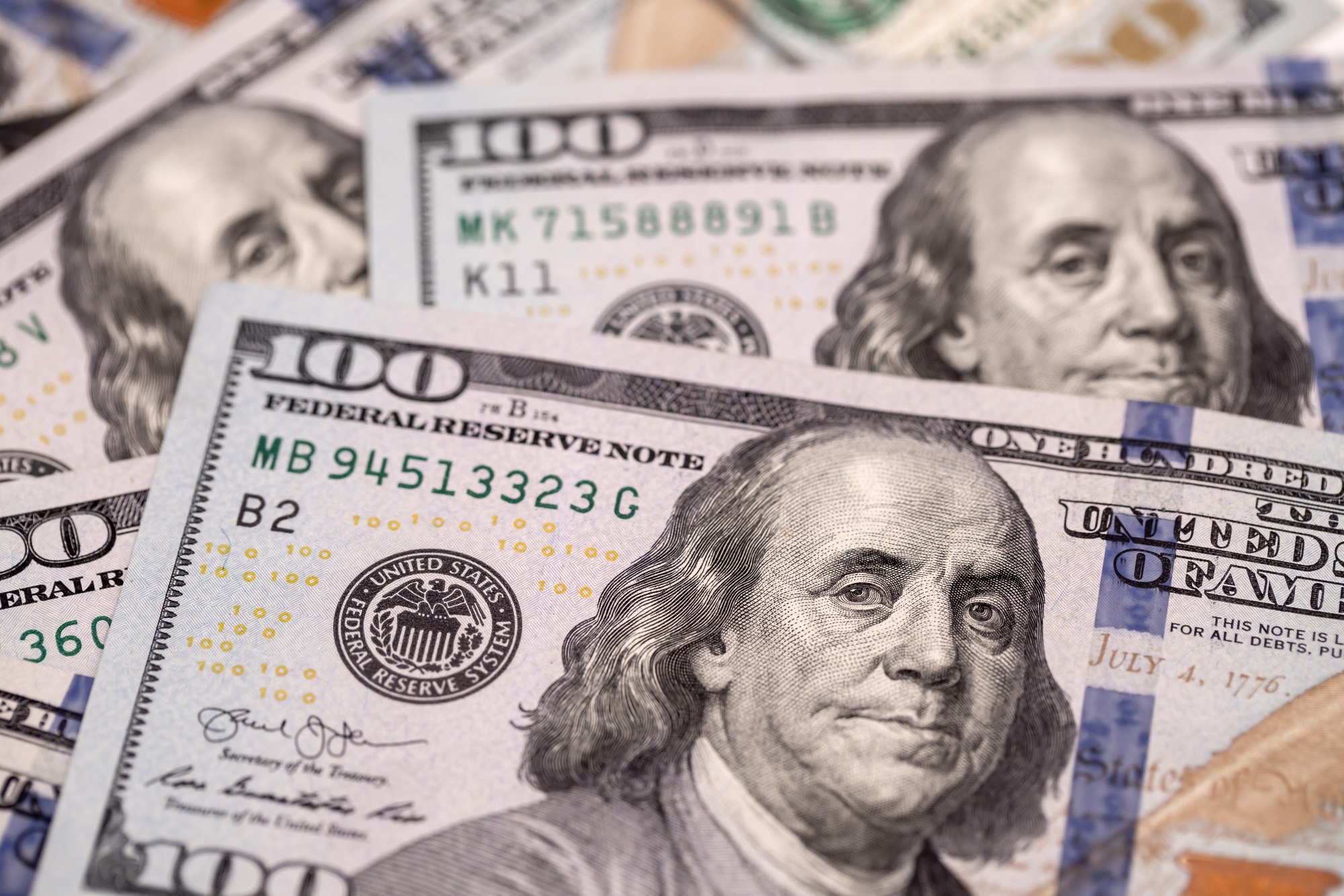 $100 banknotes 