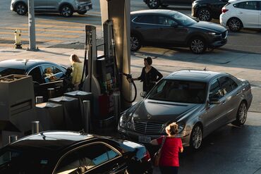 Americans Drive Into July 4 Holiday With Gas Prices Still Stinging