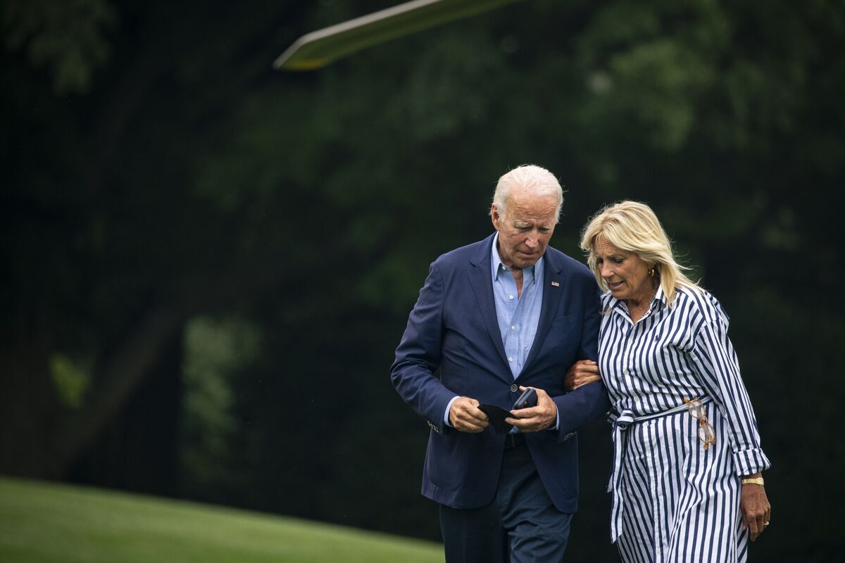 Biden Says First Lady Doesn’t Want Him To ‘Walk Away’ From Job - Bloomberg