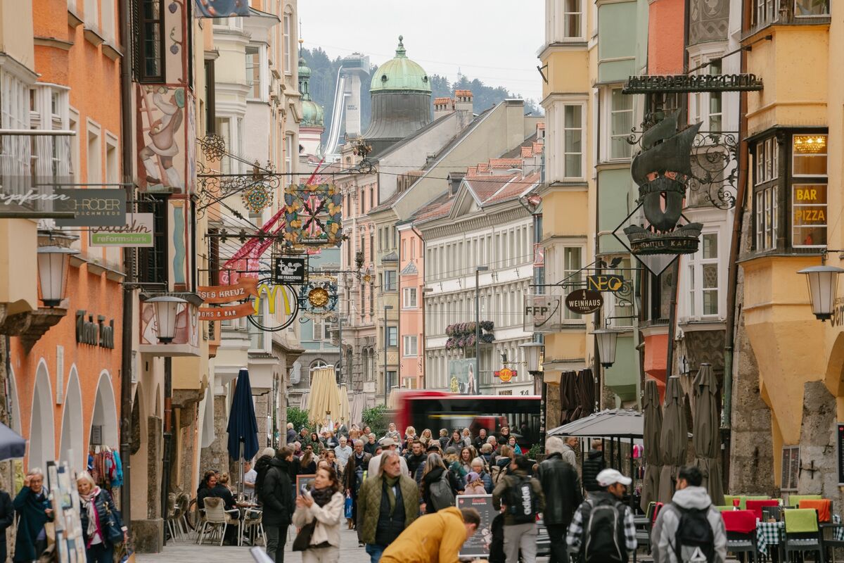 Charting the Global Economy: Disparity Tests a Resilient Europe