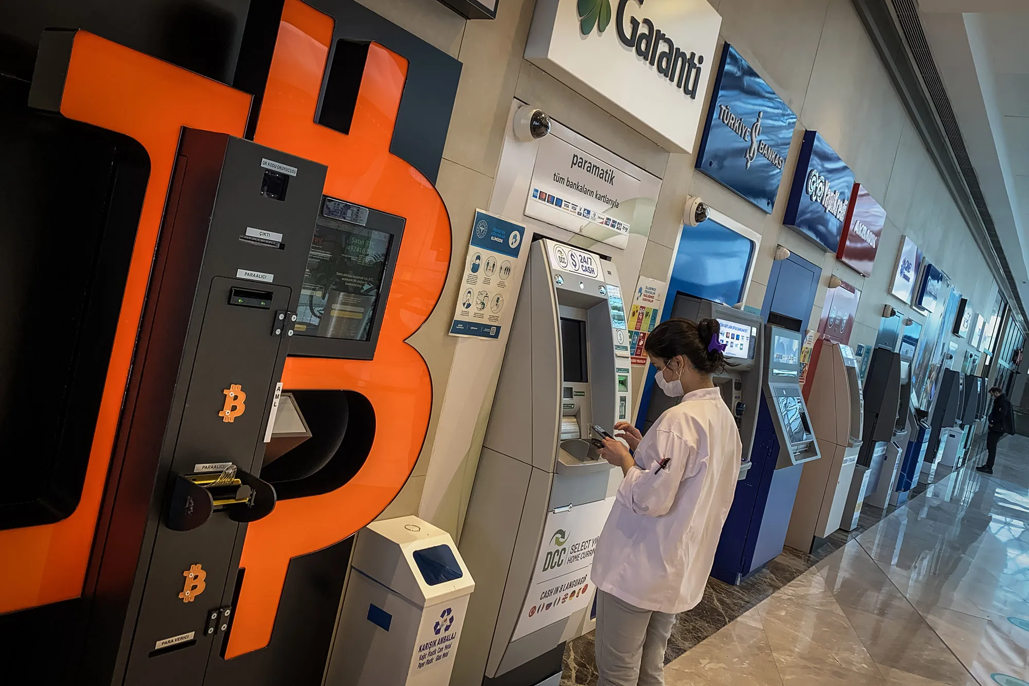 仮想通貨市場でビットコインのシェア低下、「フロス」の懸念高まる - Bloomberg
