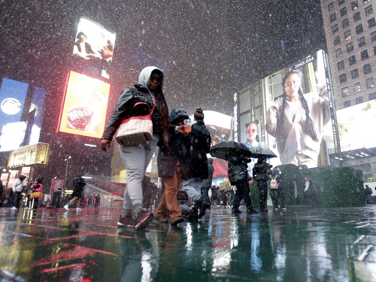 NYC See Biggest Snowfall of Season, Grounding Flights Bloomberg