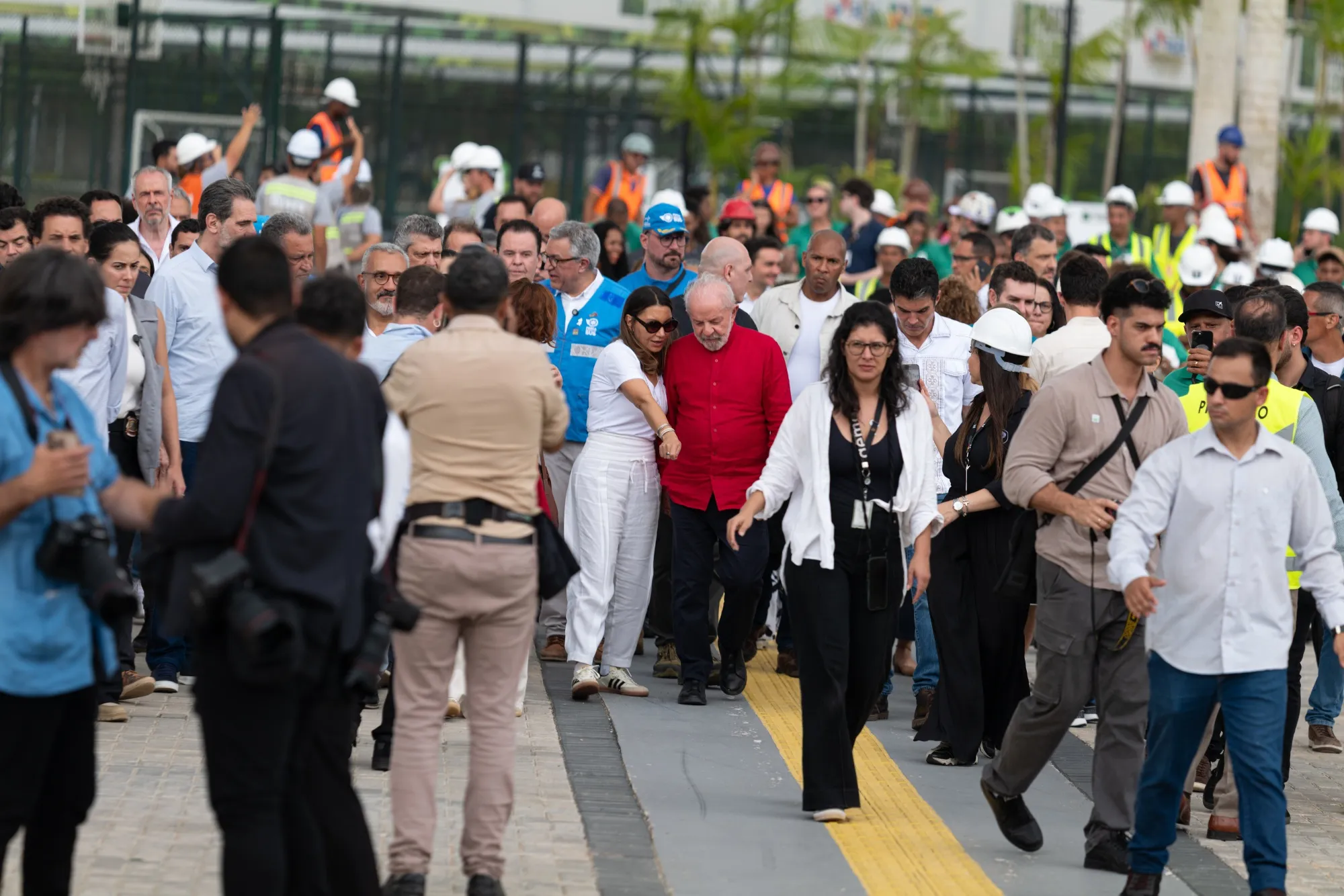 Luiz Inácio Lula da Silva, ao centro-direita, visita a construção do Parque da Cidade, principal sede da COP30 em Belém, no dia 3 de outubro.