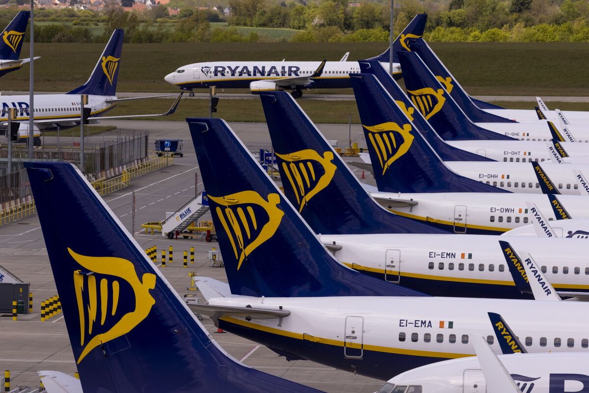 bloomberg.com - Kate Duffy - Ryanair Profit Hit By Rising Oil Prices and Fare Reductions