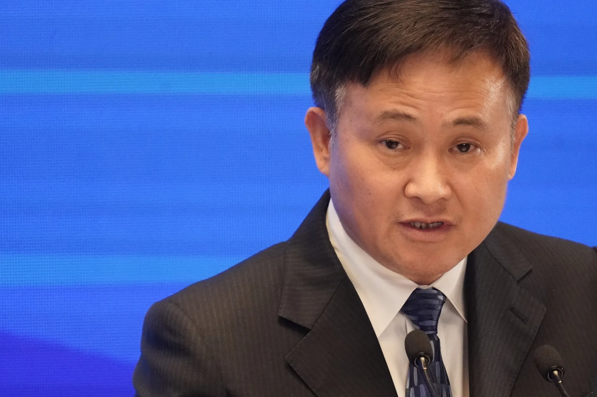 Chinese Central Bank Governor Downplays Yuan, Deflation Risks After GDP ...