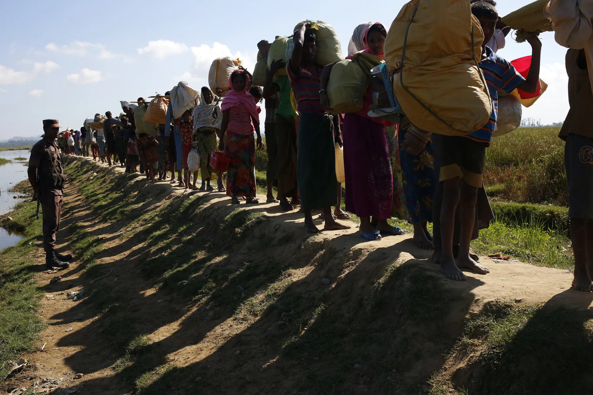 Refugees walk&nbsp;toward camp after crossing the Bangladesh Myanmar border, at Anjuman Para near Coxs Bazar, on Nov. 19, 2017.