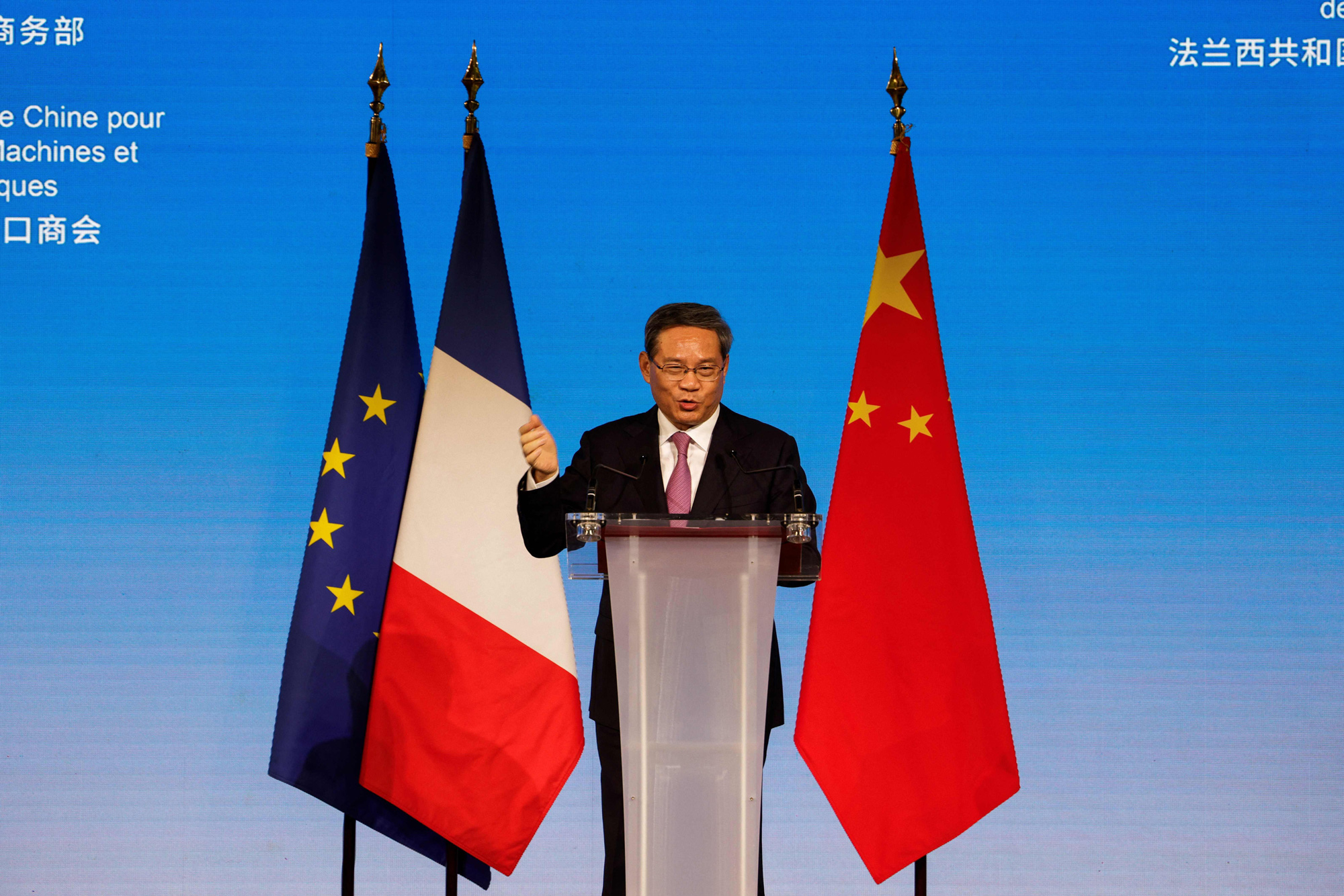 France, China Pledge to Expand Trade Ties With Climate Focus - Bloomberg