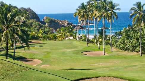 Isla Nublar's world-class, 18-hole golf course. It's so pristine, it must be a death trap. Source: JurassicWorld.com via Bloomberg