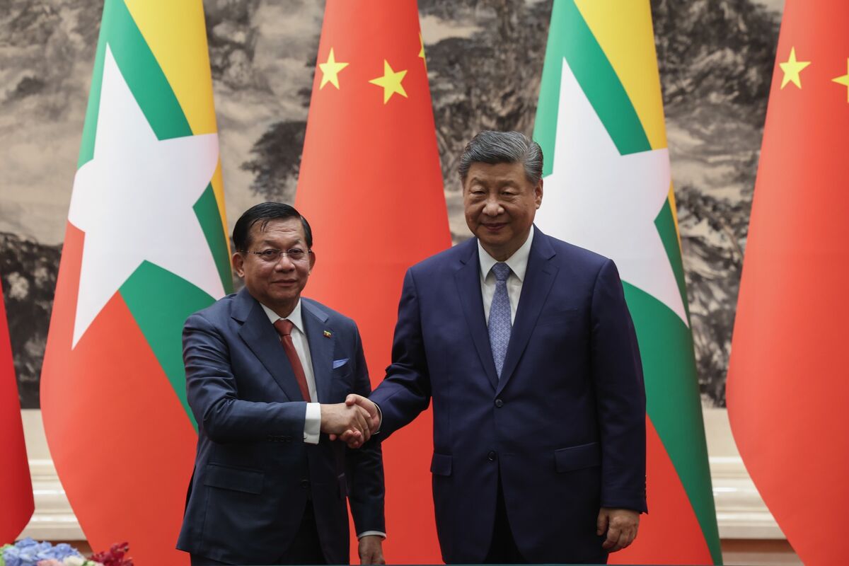 Xi Jinping Meets Myanmar Military Leader Min Aung Hlaing in Beijing