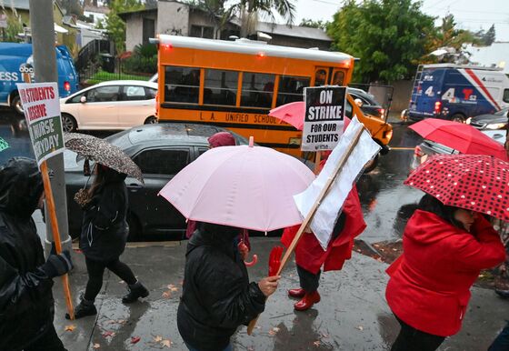 Los Angeles Teachers Go on Strike in Echo of National Fight