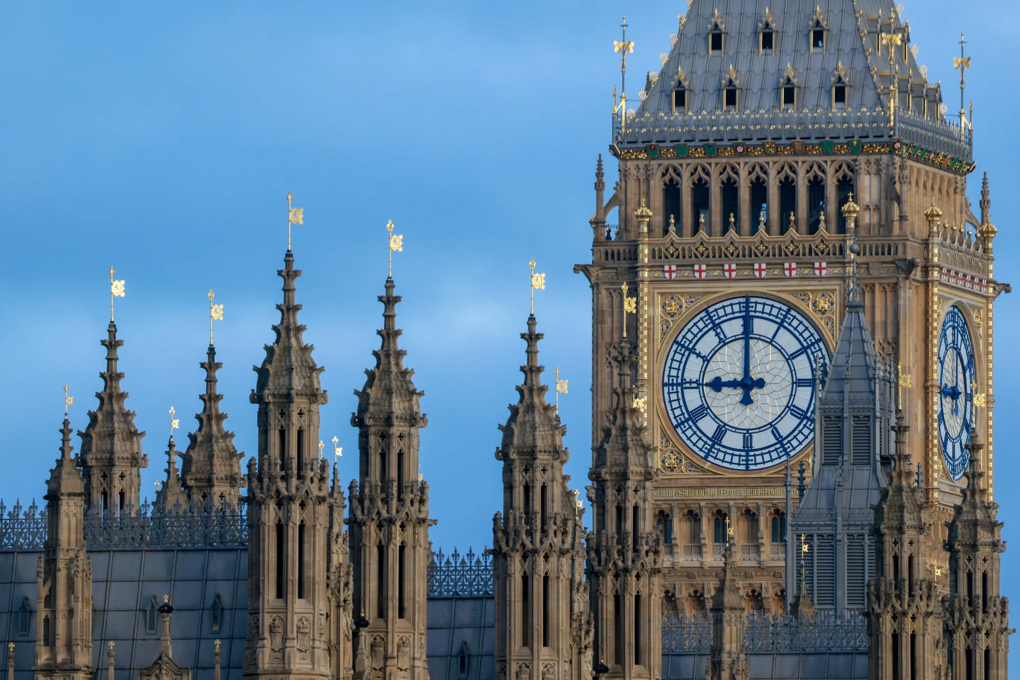 英国では政治懸念が再燃し、金融市場に影響が出ている