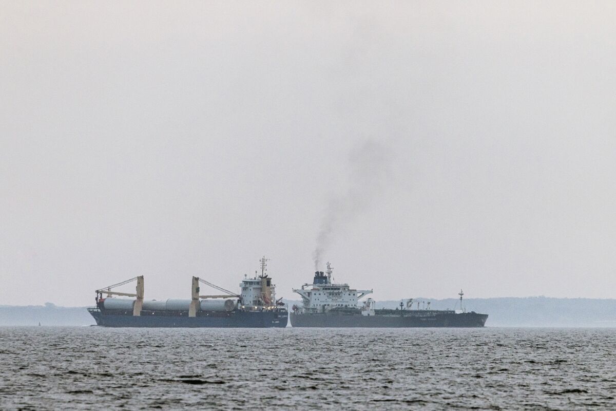Russia’s Oil Exports Slump on Lower Flows From Arctic and Black Sea