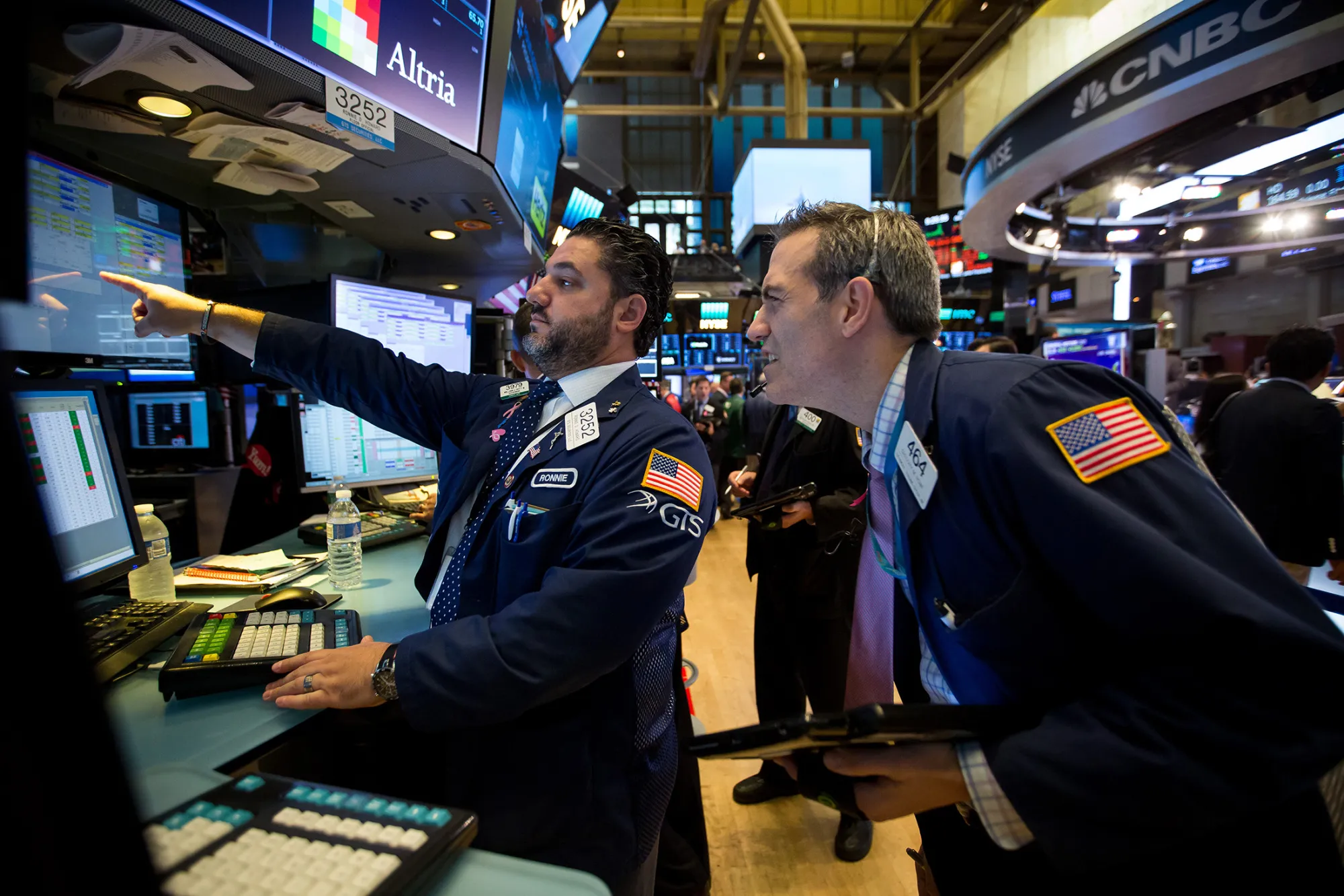 Traders work on the floor of the New York Stock Exchange (NYSE) in New York, U.S., on Friday, Oct. 13, 2017. The dollar slipped, Treasuries added to gains and U.S. stocks reached record highs after a core inflation reading slowed, adding to evidence that economic growth continues apace without stoking price increases.
