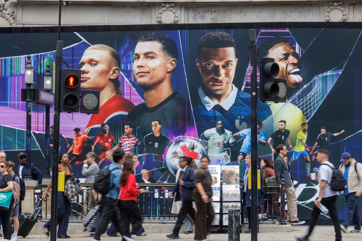 bloomberg.com - Irina Anghel - British Retailers Get a Boost From World Cup and Sunny Weather