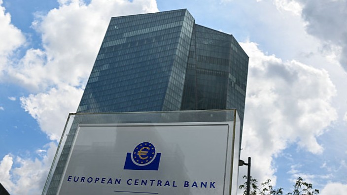 European Central Bank Expected to Maintain Interest Rates Amid Economic Risks