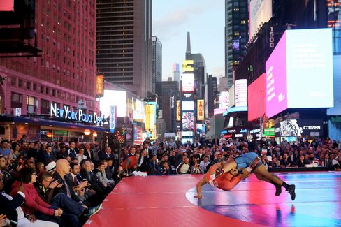 Jordan Burroughs of the USA and Peyman Yarahmadi of Iran battle.