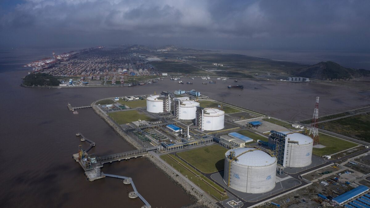 Chinese LNG Buyers Snap Up Imports as Prices Fall to Refill Storage
