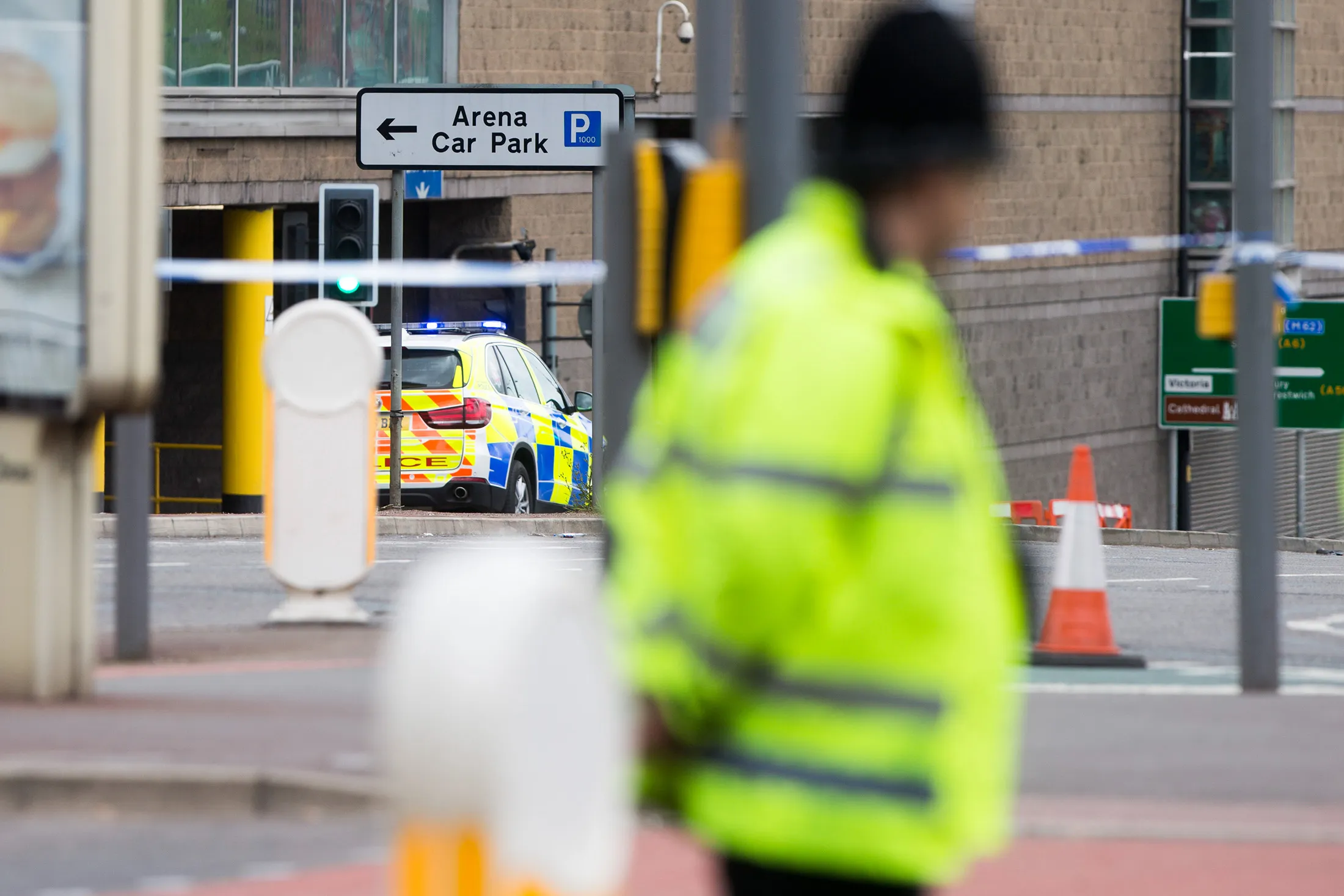 A police officer stands near a cordon near the Manchester Arena in Manchester, U.K., on Tuesday, May 23, 2017.&nbsp;
