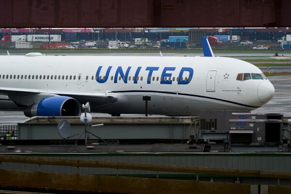 United Flight Hits Pole on Highway Before Landing at Newark