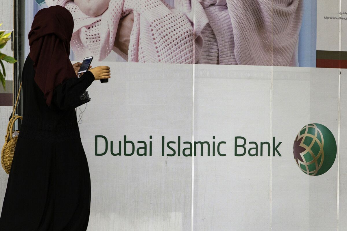 Uae banks. Дубай Исламик банк. Клиент банка Dubai Islamic Bank фото. Исламский банк развития. Амана Исламик банк.