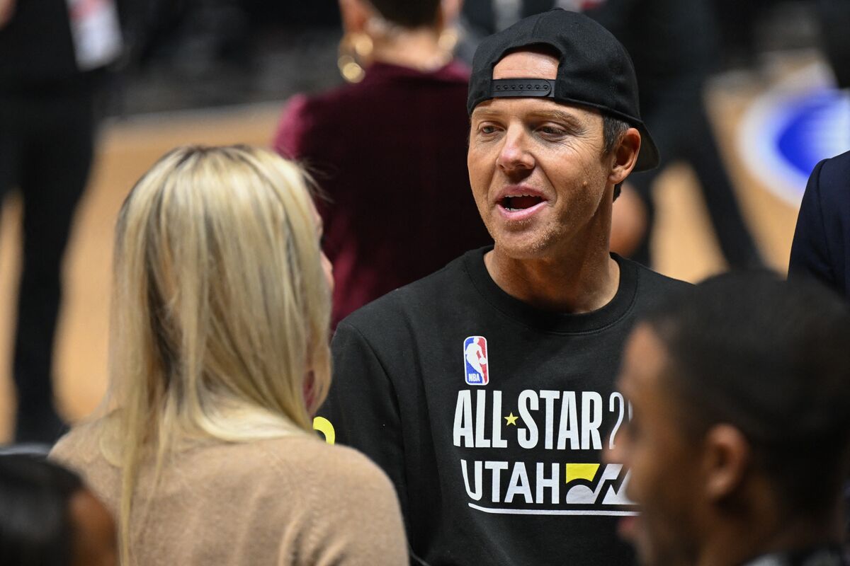 Billionaire NBA Owner Nears $900 Million Salt Lake Revamp Deal - Bloomberg