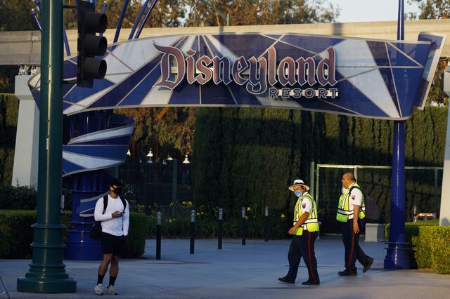 Walt Disney Co. slashed 28,000 workers in its slumping U.S. resort business, marking of one of the deepest workforce reductions of the Covid-19 era. 