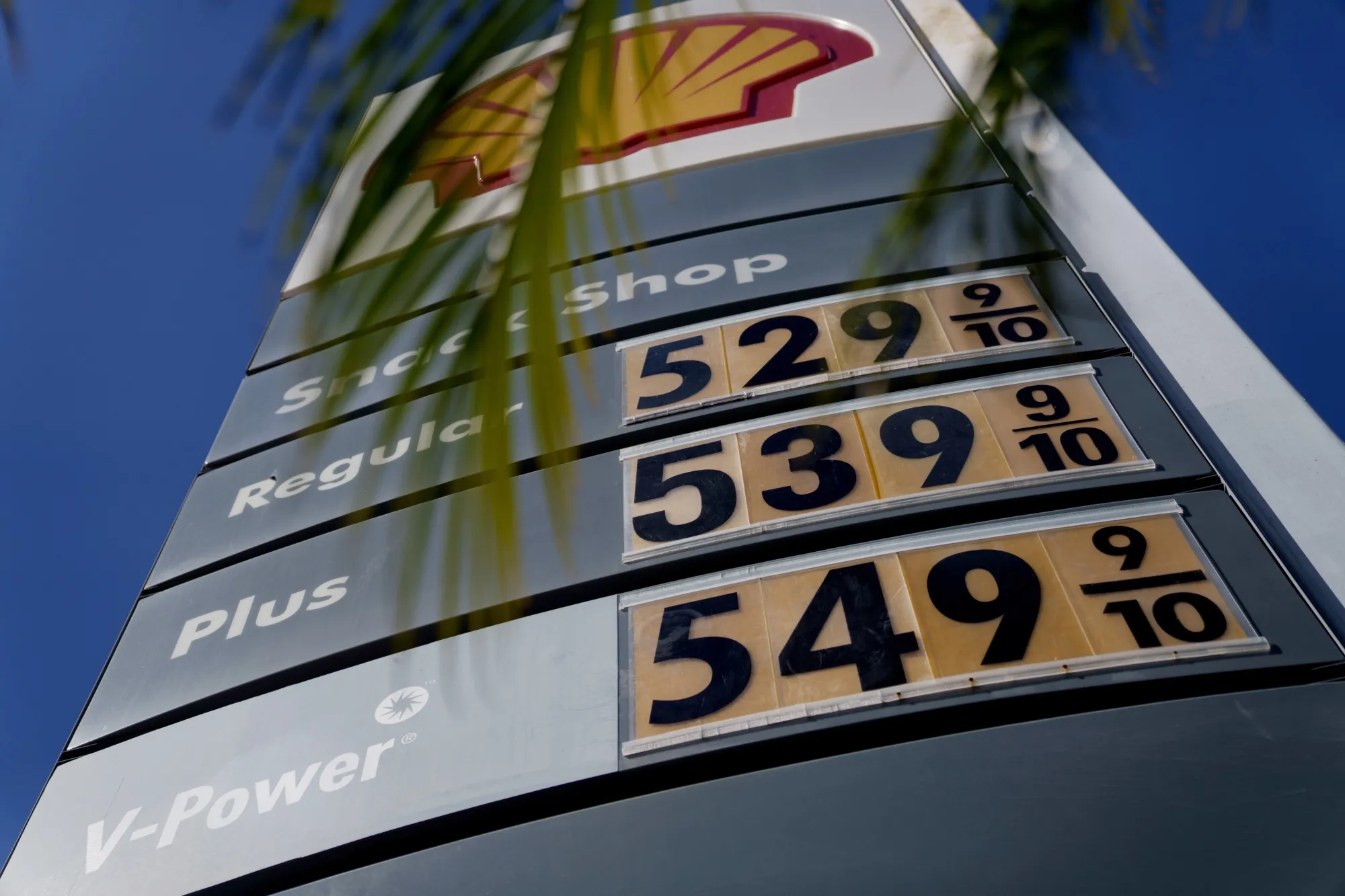 Gas Stations As Oil Hits $85 for First Time Since October