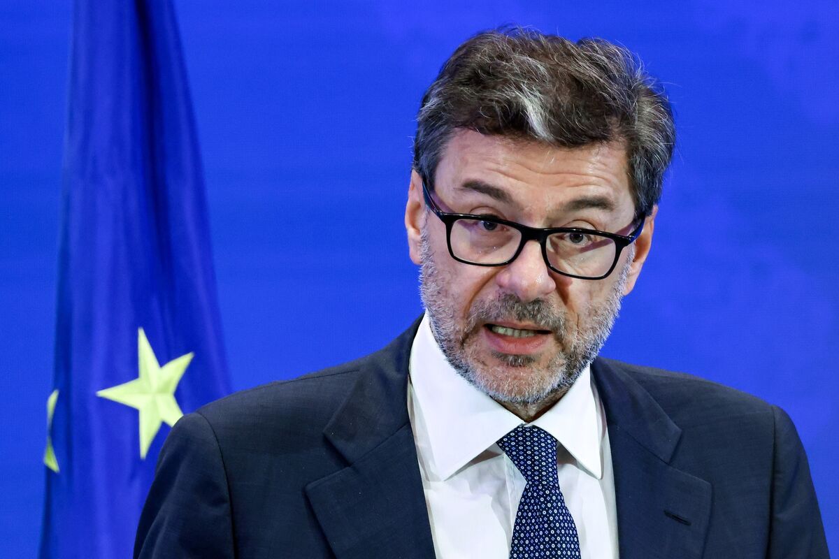 Giorgetti Says Italian Banks Can Help Pay for Meloni’s Tax Cuts