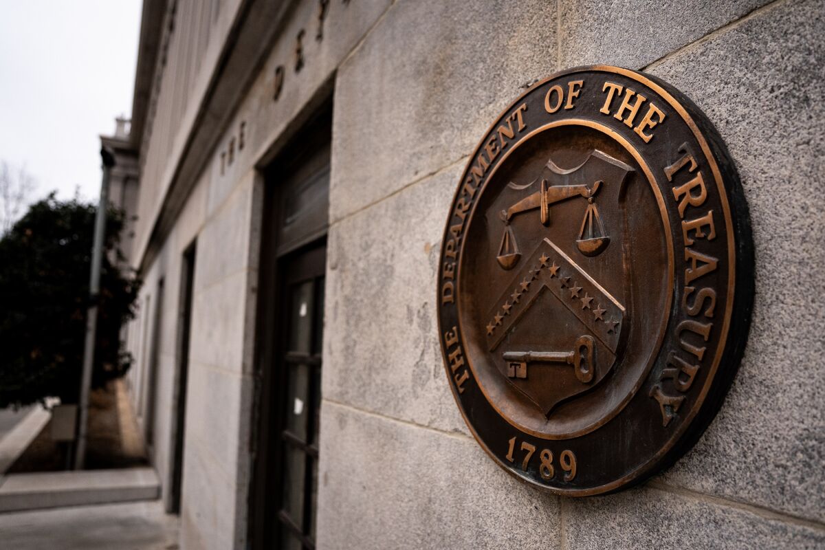 Tumbling Global Government Bonds Put Yields on Brink of 4%
