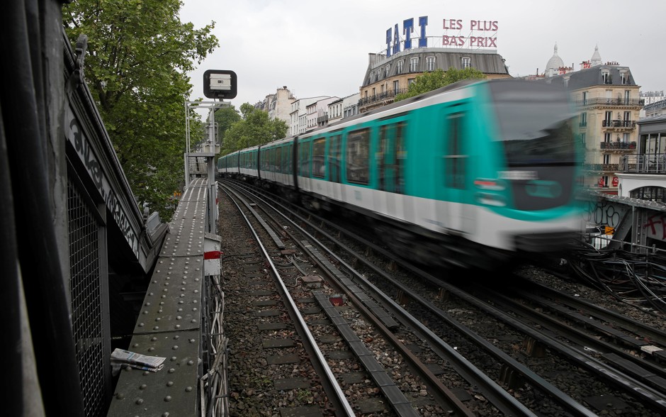 Paris Metro Drivers Won't Stop at Stations With Heavy Drug Use - Bloomberg