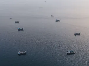 ناوشکن یواس‌اس رافائل پرالتا در جریان عملیات محاصره در نزدیکی یک کشتی با پرچم ایران در ماه آوریل.